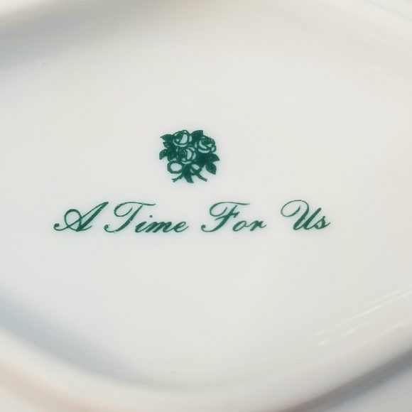 Heritage House Oval Floral Fine Porcelain  Music Box. Art by Gail Magram. - Picture 11 of 12